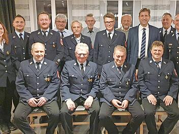 Bei der Feuerwehr Weingarts standen Ehrungen an (hinten von links): Vorsitzende Theresa Kaul, Zweiter Kommandant Johannes Kaul, Kommandant Stefan Siebenhaar, Josef Galster, Josef Kern, Thomas Schmitt, Georg Beutner, Bürgermeister Ernst Strian, Lan...