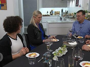 "Als ob man auf Orangenschale beißt": Gisa (links) mundet Georgs Dessert nur bedingt, auch Sabine schaut skeptisch.