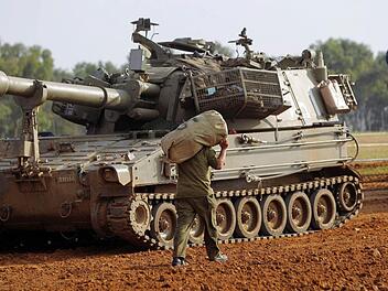 Israelische Panzer an der Grenze zum Gazastreifen Foto: Atef Safadi