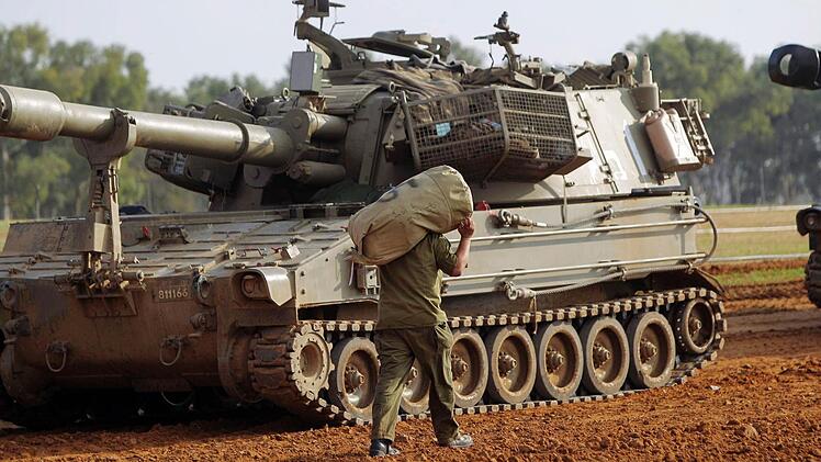 Israelische Panzer an der Grenze zum Gazastreifen Foto: Atef Safadi
