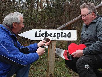 Mit immer neuen Ideen, wie beispielsweise dem romantischen Liebespfad, zeigen Josef Barthelme und Roman Jörg ein Herz für ihre Heimat Obervolkach. Foto: Pfannes