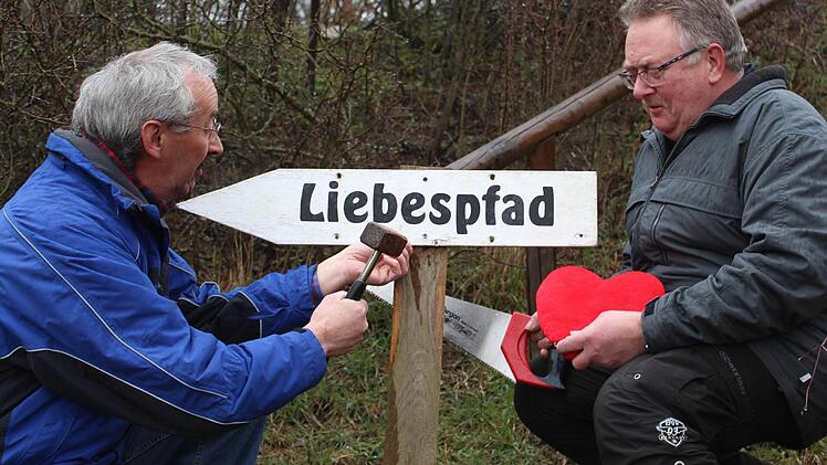 Mit immer neuen Ideen, wie beispielsweise dem romantischen Liebespfad, zeigen Josef Barthelme und Roman Jörg ein Herz für ihre Heimat Obervolkach. Foto: Pfannes
