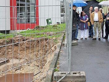 Vor der eben eingebauten Fluchttür der neuen Halle (links) tut sich ein Abgrund auf. Foto: Ralf Kestel