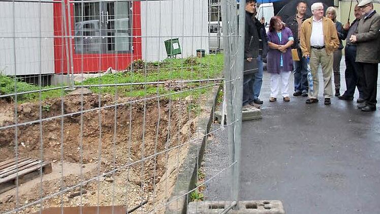 Vor der eben eingebauten Fluchttür der neuen Halle (links) tut sich ein Abgrund auf. Foto: Ralf Kestel
