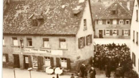 Die Sprengung der Forchheimer Synagoge verfolgte am Nachmittag des 10. November eine Menge Schaulustiger. Foto: Julius Brunner, Archiv Franze