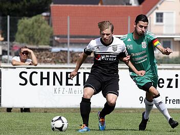 Mit dem letzten Aufgebot stemmten sich die Sander (hier Sven Wieczorek) vergeblich gegen ihre erste Saisonniederlage beim SV Pettstadt (Kapitän Jochen Kutzelmann in Grün).  Foto: sportpress