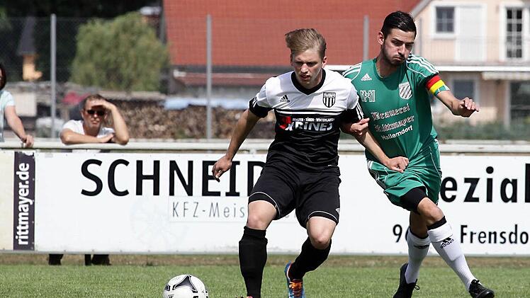 Mit dem letzten Aufgebot stemmten sich die Sander (hier Sven Wieczorek) vergeblich gegen ihre erste Saisonniederlage beim SV Pettstadt (Kapitän Jochen Kutzelmann in Grün).  Foto: sportpress