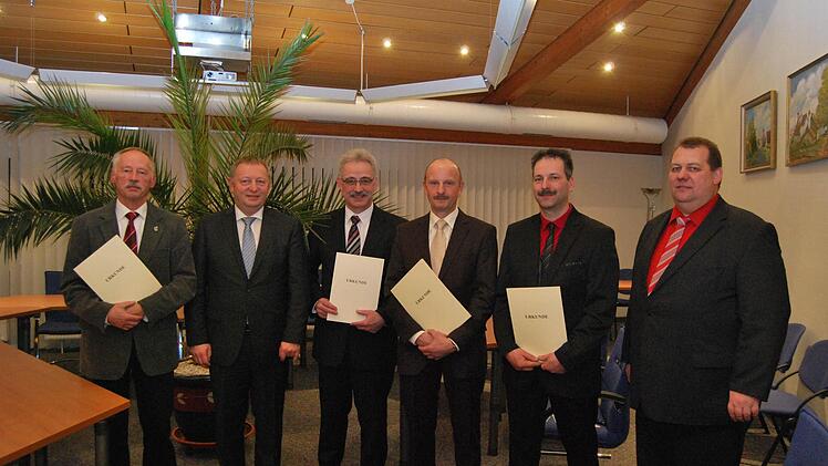 Von links: Oswald Türbl, Landrat Thomas Bold, Stefan Kronewald, Roland Wiegand, Andreas Martin, Bürgermeister Bernold Martin  Foto: Horst Conze