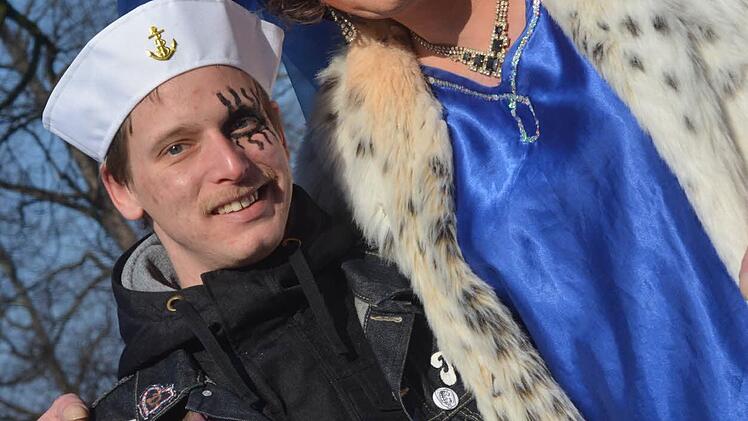 Matrose und Lady in Blue. Foto: Nikolas Pelke