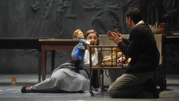 "Der Welt abhanden gekommen". Die szenische Collage mit Musik von Gustav Mahler und Claude Vivier erlebte ihre Uraufführung am Landestheater Coburg.Foto. Andrea Kremper
