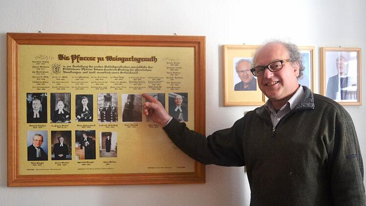 Orgelbauer Christoph Schindler zeigt auf ein Bild seines Urgroßvaters, der in Weingartsgreuth Pfarrer war. Foto: Torsten Bader