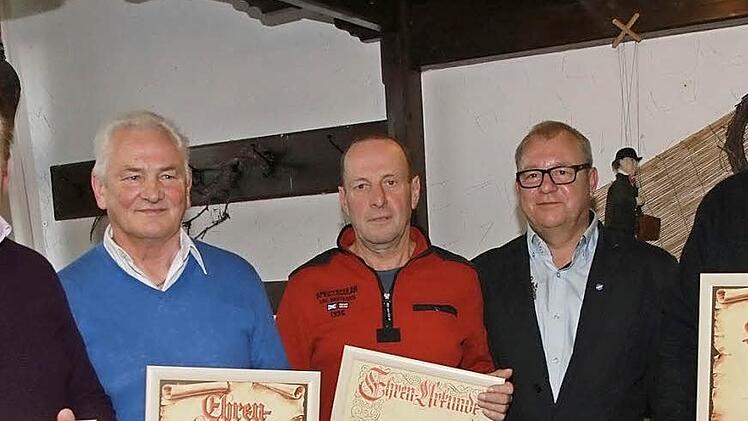 Nun Ehrenmitglieder der SpVgg Hausen: (von links) Erich Rössler, Josef Nagengast, Engelbert Schmitt, Vorsitzender Peter Wieneck, Rudolf Kraus Foto: Mathias Erlwein