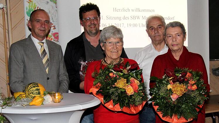 Bürgermeister Heinrich Süß (l.) und der Vorsitzende Dieter Goebel (2. v. .r) verabschiedeten Norbert Maier, Herta  Burkart (Mitte) und Doris Tietjen.Richard Sänger