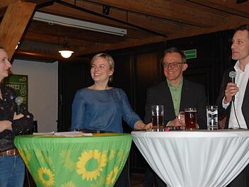 Grüne 2: MdB Lisa Bodum (li.) führte als Moderatorin durch den Abend und achtete darauf, dass keine Wortmeldung zu kurz kam. Die KandidatInnen Katharina Schulze, Thomas Gehring und Ludwig Hartmann standen den Besuchern Rede und Antwort - Foto Uschi Prawitz