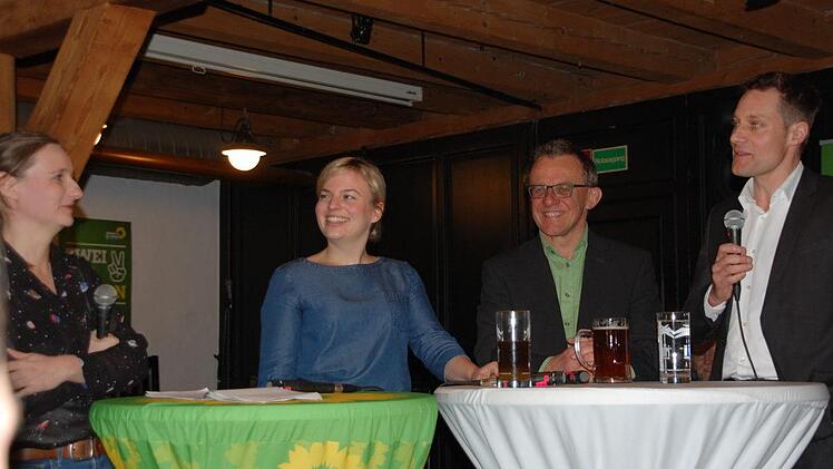 Grüne 2: MdB Lisa Bodum (li.) führte als Moderatorin durch den Abend und achtete darauf, dass keine Wortmeldung zu kurz kam. Die KandidatInnen Katharina Schulze, Thomas Gehring und Ludwig Hartmann standen den Besuchern Rede und Antwort - Foto Uschi Prawitz