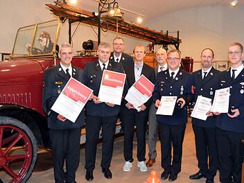 Sie erhielten Ehrenmedaille und Ehrennadel in Silber und Bronze ( v.li): Michael Wolf (Prokurist Höchemer Büro GmbH), Christian Harnus (Eigentümer von K + K Entrümpelungsservice), Kommandant Harald Albert, Michael Presl (Ehrenmedaille  für Klinik Bavaria), OB Kay Blankenburg, Timo Jan Deen, Georg Schmitt und Timo Dösch.. Fotos: Peter Rauch