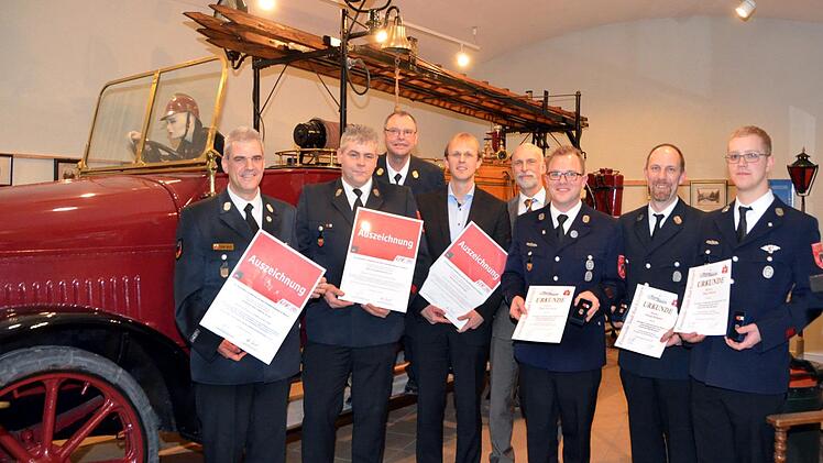 Sie erhielten Ehrenmedaille und Ehrennadel in Silber und Bronze ( v.li): Michael Wolf (Prokurist Höchemer Büro GmbH), Christian Harnus (Eigentümer von K + K Entrümpelungsservice), Kommandant Harald Albert, Michael Presl (Ehrenmedaille  für Klinik Bavaria), OB Kay Blankenburg, Timo Jan Deen, Georg Schmitt und Timo Dösch.. Fotos: Peter Rauch