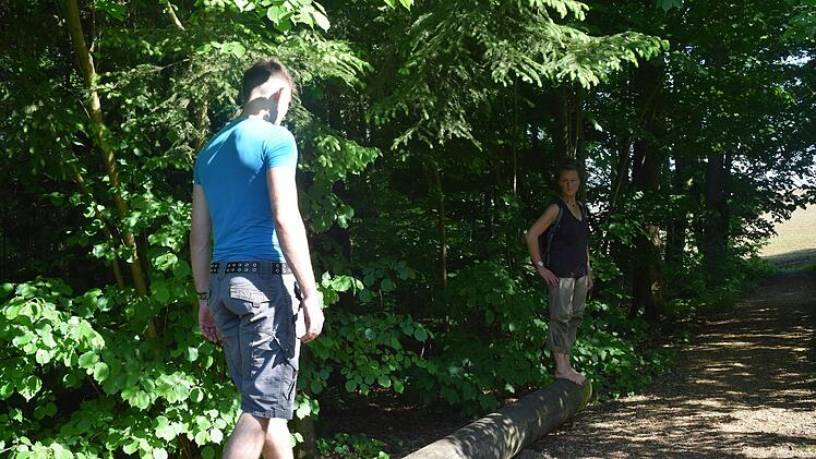 Von wegen unhygienisch, ungesund und gefährlich: Monika Bug (hinten im Schatten) zeigt Patrick Wohl bei der Barfußwanderung durch den Callenberger Forst, welche Vorteile Barfußlaufen haben kann. Foto: Daniela Pondelicek