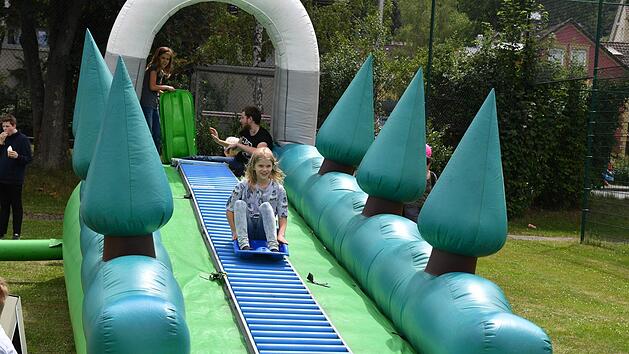 Die aufblasbaren Spielger&auml;te - hier eine Rutsche - waren der Renner beim YouCo-Festival am Sonntag. Foto: Ronald Rinklef