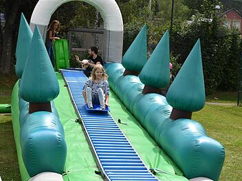 Die aufblasbaren Spielgeräte - hier eine Rutsche - waren der Renner beim YouCo-Festival am Sonntag. Foto: Ronald Rinklef
