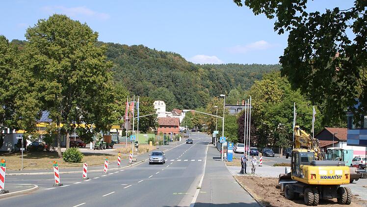 Weil die Hochwasserfreilegung der Purbach vorangetrieben werden soll, muss ein Teilstück der Hofer Straße verlegt werden. Derzeit ist die Baufirma Günther damit beschäftigt, den Bau der Behelfsstraße vorzubereiten. Der Verkehr wird dann über das Gelände der Kulmbacher Stadtwerke (rechts im Bild) geführt.Foto: Katrin Geyer