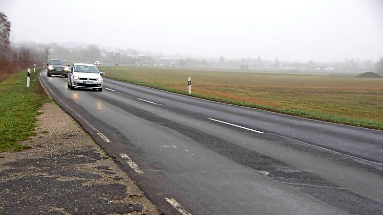 Tiefe Spurrillen prägen die alte B 470 zwischen Höchstadt (im Hintergrund) und Lonnerstadt.