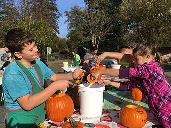 Der Kürbis stand im Oktober im Mittelpunkt eines Festes der Kinder- und Jugendgruppe "Funky Fruits" des Obst- und Gartenbauvereins Bad Brückenau am Backhaus. Es wurde geschnitzt und gekocht, zum Abschluss gab es ein gemütliches Lagerfeuer.Sarah Hübner