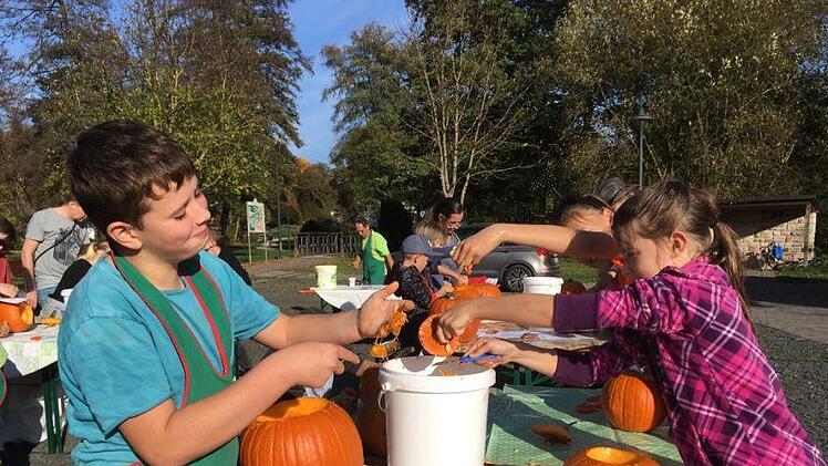 Der Kürbis stand im Oktober im Mittelpunkt eines Festes der Kinder- und Jugendgruppe "Funky Fruits" des Obst- und Gartenbauvereins Bad Brückenau am Backhaus. Es wurde geschnitzt und gekocht, zum Abschluss gab es ein gemütliches Lagerfeuer.Sarah Hübner