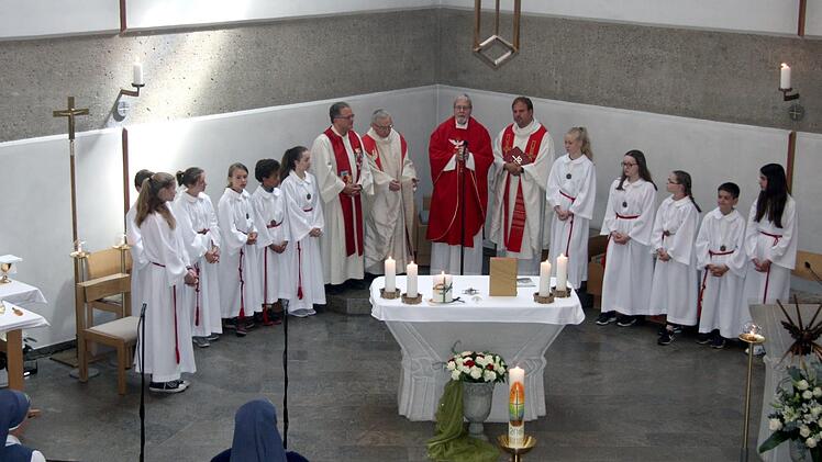 Prälat Alois Albrecht (Mitte) hielt die Festpredigt, mit dabei die Pfarrer Lars Rebhan und Franz Reus sowie Johannes Saffer.   Foto: Richard Sänger
