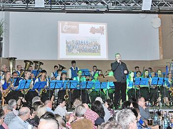 Bei ihrem Herbstkonzert in der Heilig-Länder-Halle spielten die Neubrunner und die Reckendorfer Musiker traditionelle Blasmusik, aber auch moderne Stücke. Fotos: str