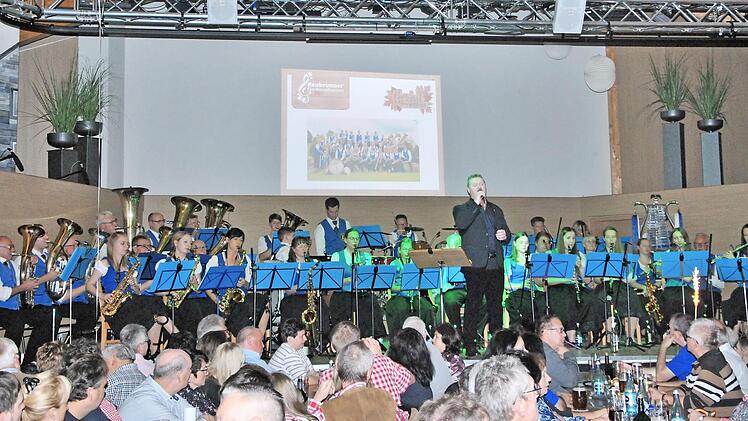 Bei ihrem Herbstkonzert in der Heilig-Länder-Halle spielten die Neubrunner und die Reckendorfer Musiker traditionelle Blasmusik, aber auch moderne Stücke. Fotos: str