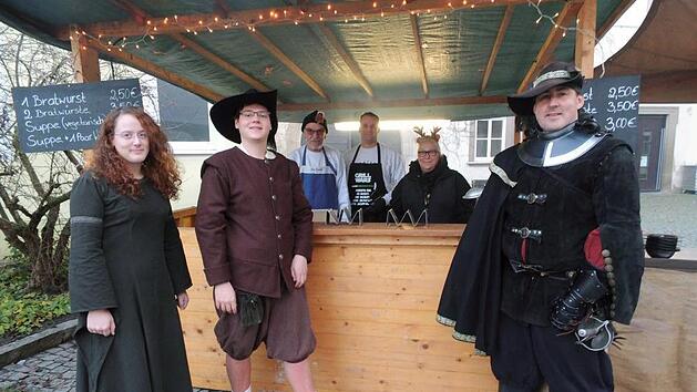 Viele G&auml;ste waren in Gewandung gekommen (von links): Katrin Lorz, Matthias Stark, Friedrich Klein-M&uuml;ller, Stefan Lorz, Claudia Klein-M&uuml;ller und Hans Schubert, Vorsitzender der Musketiere. Fotos: Britta Schnake