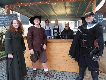Viele Gäste waren in Gewandung gekommen (von links): Katrin Lorz, Matthias Stark, Friedrich Klein-Müller, Stefan Lorz, Claudia Klein-Müller und Hans Schubert, Vorsitzender der Musketiere. Fotos: Britta Schnake