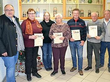 Vorsitzender Thomas Leimeister (links) und Bürgermeister Christian Mrosek (rechts) mit den geehrten Mitgliedern (von links) Erika Hauck, Claudia Hoh, Hilde Leimeister (alle zehn Jahre), Kurt Witzgall und Peter Meier (beide 40 Jahre)  Foto: Thomas Micheel