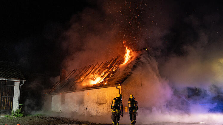 Nächtlicher Scheunenbrand im Landkreis Bamberg: Feuerwehr mit Komplikationen am Einsatzort