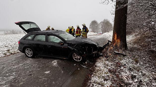 Wintereinbruch sorgt im Kreis Hof f&uuml;r zahlreiche Unf&auml;lle - zwei Verletzte nach Crash mit Baum
