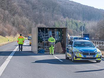 Unfall auf A70 im Kreis Bamberg: Lastwagen kommt ins Bankett und verliert Kofferaufbau
