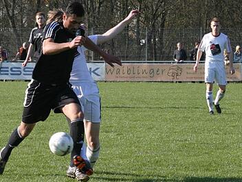 Manuel Aumüller (links) vom TV Ebern zieht energisch an seinem Gegenspieler vorbei.