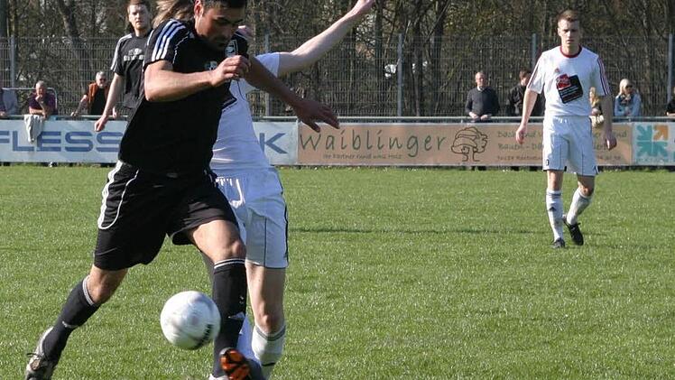 Manuel Aumüller (links) vom TV Ebern zieht energisch an seinem Gegenspieler vorbei.