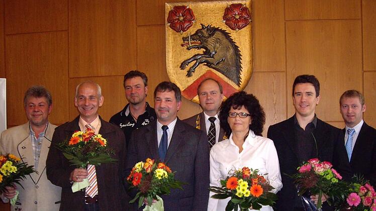 Auch die neuen Gemeinderäte mussten den Eid ablegen (von links): Bernd Hoffarth, Wolfgang Ebertz, Jürgen Heymann, Frank Wittmann, Bürgermeister Bernd Reisenweber, Sabine König, Dennis Busch, Alexander Knorr. Fotos: Doris Weidner