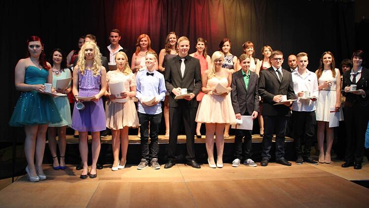 Am Freitagabend wurden 94 Absolventen der Maximilian-von-Welsch Realschule offiziell verabschiedet. Foto: Veronika Schadeck