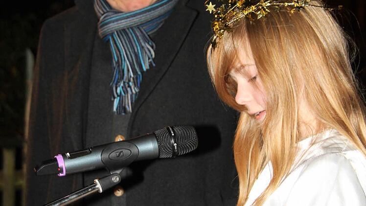 Mit Unterstützung von OB Henry Schramm trägt "Christkind" Franka Märkl seinen Weihnachtsprolog vor. Foto: Stephan Tiroch