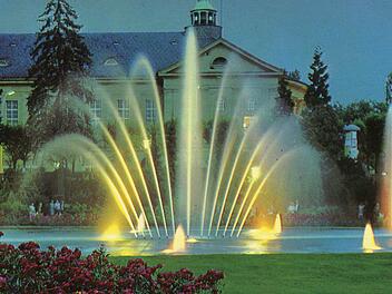 Das Minimum, was der neue Springbrunnen im Rosengarten bieten muss, sind ein Becken in der bisherigen Form und der gewohnte Fontänenfächer mit farbig beleuchtbaren Strahlen.  Foto: Archiv