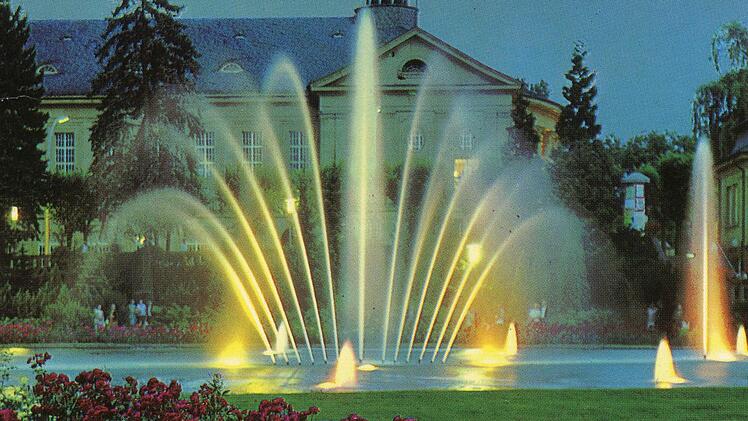 Das Minimum, was der neue Springbrunnen im Rosengarten bieten muss, sind ein Becken in der bisherigen Form und der gewohnte Fontänenfächer mit farbig beleuchtbaren Strahlen.  Foto: Archiv
