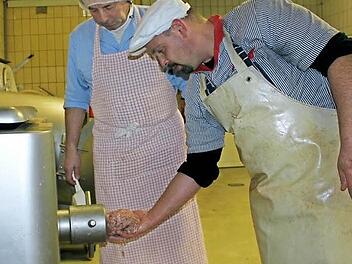 Er legt Wert auf ein gutes Betriebsklima: der Obermeister der Metzgerinnung, Eberhard Kraus (links) und sein Metzgergeselle Oliver Knauer. Foto: Veronika Schadeck
