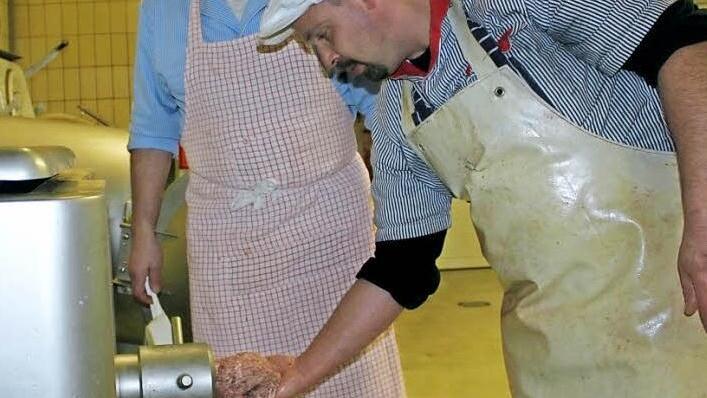 Er legt Wert auf ein gutes Betriebsklima: der Obermeister der Metzgerinnung, Eberhard Kraus (links) und sein Metzgergeselle Oliver Knauer. Foto: Veronika Schadeck