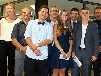 Jahrgangsbeste und Bürgermeister mit Schulleiter und Klassenleiterin (von links): Christiane Marsoun, Horst Porzelt (Dritter Bürgermeister Itzgrund), Niklas Kirchner (Gleußen), Wolfgang Bauersachs (Weitramsdorf), Luisa Bauer (Weitramsdorf), Rolf Rosenbauer (Untersiemau), Jonas Kux (Buch am Forst), Wolfgang Hoydem. Foto: Bettina Knauth