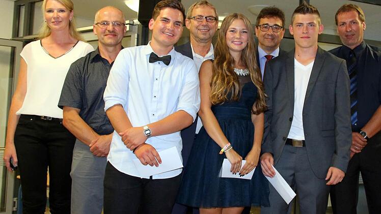 Jahrgangsbeste und Bürgermeister mit Schulleiter und Klassenleiterin (von links): Christiane Marsoun, Horst Porzelt (Dritter Bürgermeister Itzgrund), Niklas Kirchner (Gleußen), Wolfgang Bauersachs (Weitramsdorf), Luisa Bauer (Weitramsdorf), Rolf Rosenbauer (Untersiemau), Jonas Kux (Buch am Forst), Wolfgang Hoydem. Foto: Bettina Knauth