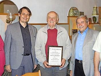 Die Ehrung für 50 Jahre treue Mitgliedschaft von Ludwig Zach im Sammlerverein Stadtsteinach (von links): Sammlerfreund Robert Reichenberger, Bürgermeister Roland Wolfrum, der Geehrte Ludwig Zach, Vorsitzender Hans Schneider und Zweiter Vorsitzender Siegfried Sesselmann Foto: privat