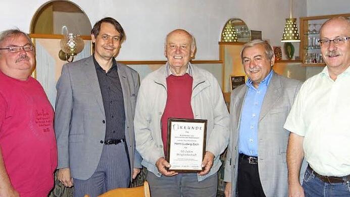 Die Ehrung für 50 Jahre treue Mitgliedschaft von Ludwig Zach im Sammlerverein Stadtsteinach (von links): Sammlerfreund Robert Reichenberger, Bürgermeister Roland Wolfrum, der Geehrte Ludwig Zach, Vorsitzender Hans Schneider und Zweiter Vorsitzender Siegfried Sesselmann Foto: privat